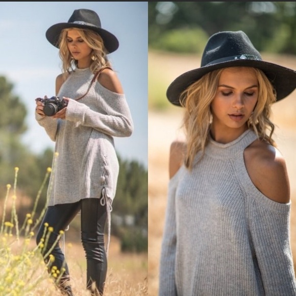 Sweaters - HP! 🎉NEW Boutique Cold Shoulder Sweater